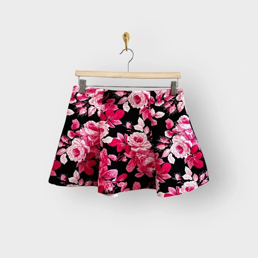 FOREVER 21 Black & Pink Floral Rose Mini Skirt (Sz M)